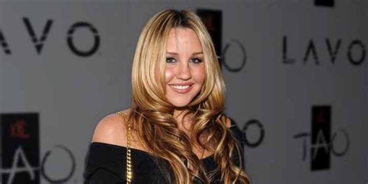 Actress Amanda Bynes is seen doing her make-up outside in Soho on October 6, 2014 in New York City.