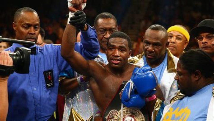 (L-R) Adrien Broner and Marcos Maidana during their WBA Welterweight Title bout at Alamodome on December14, 2013 in San Antonio, Texas.